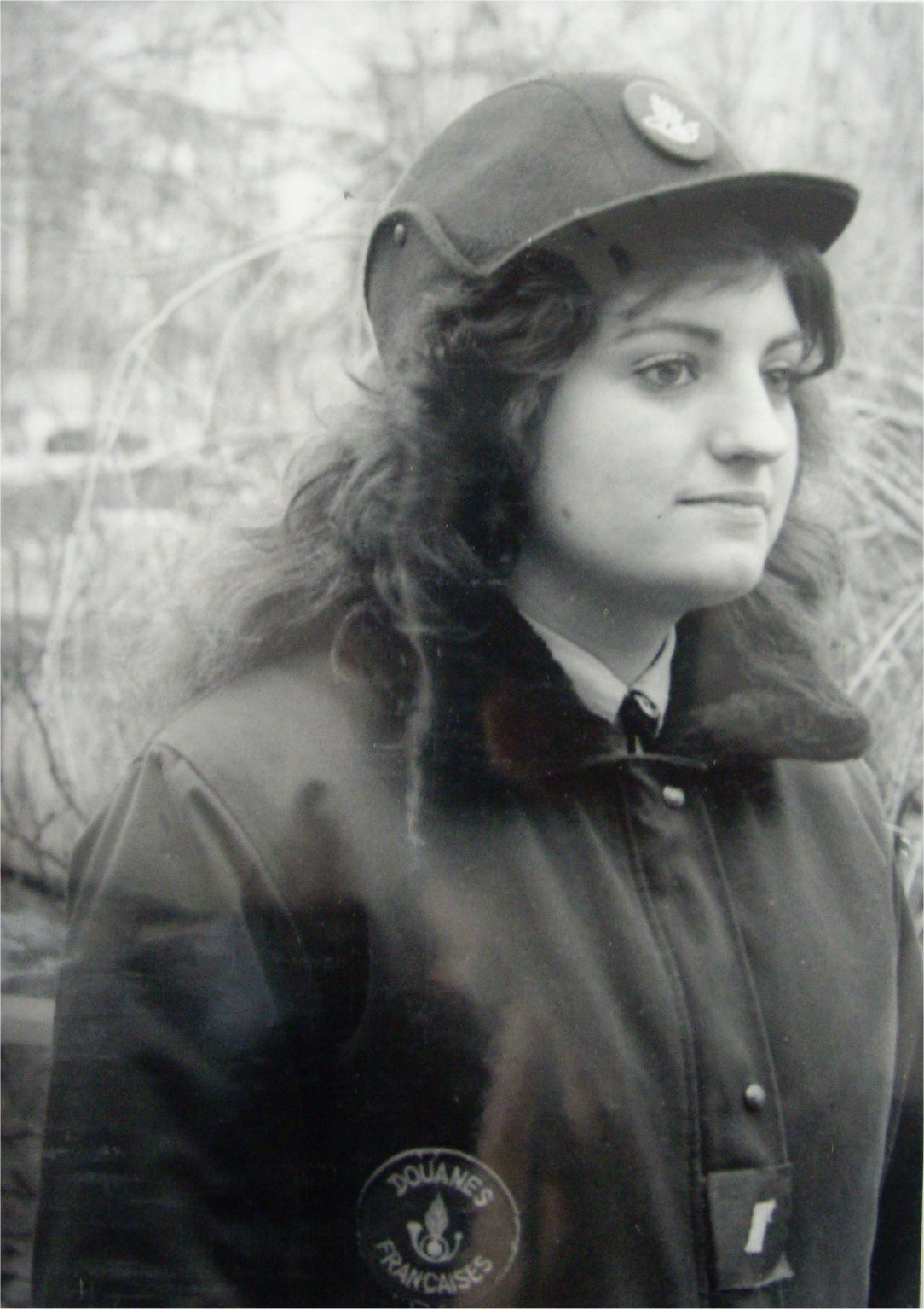 Douanières en uniforme des dames visiteuses aux premières femmes