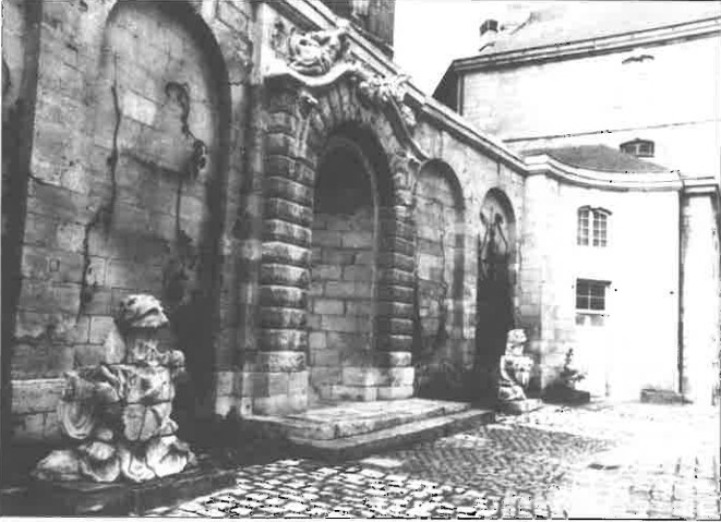 La fontaine de la cour d'honneur de l'Hôtel des Douanes, sculptée par Verbeckt